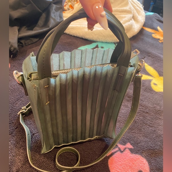 Green pleated rubber tote bag gently used - Picture 7 of 11